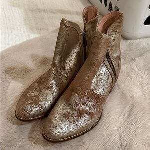 Seychelles Women's Metallic Gold and Tan Distressed Ankle Boots